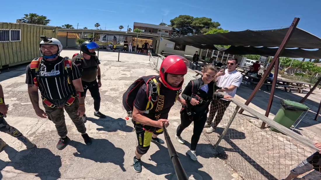 Equipo y preparación antes del salto en paracaídas