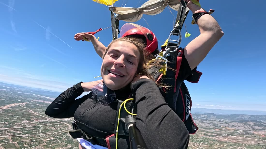Vuelo en paracaídas tras la caída libre hasta aterrizar